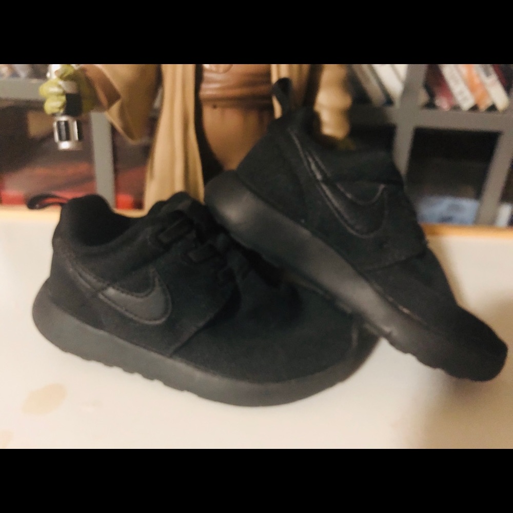 Nike tennis shoes size 9c